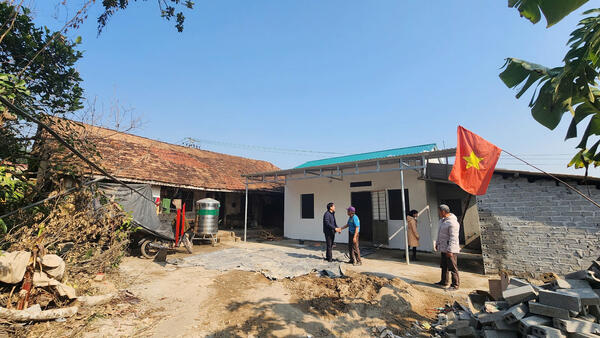 Chủ tịch UBND xã kiểm tra tiến độ xoá nhà tạm, nhà dột nát trên địa bàn xã