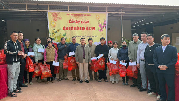 Tặng quà tết cho các hộ bị ảnh hưởng dự án trọng điểm