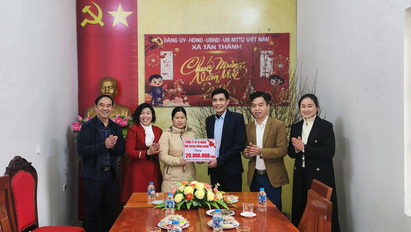 Công ty Cổ phần Xi măng The Vissai Đồng Bành trao quà “tết nhân ái” tại xã Tân Thành