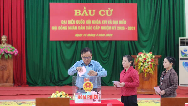 Rộn ràng không khí ngày bầu cử tại xã Tân Thành