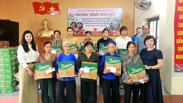 Công ty TNHH Phúc Hưng Consultant tặng quà tại xã Tân Thành