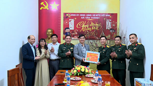 Bộ Chỉ huy Quân sự tỉnh Lạng Sơn thăm, tặng quà tết tại xã