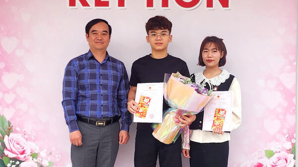 Chủ tịch UBND xã trao giấy chứng nhận kết hôn và giấy khai sinh cho công dân đầu năm mới Bính Ngọ 2026