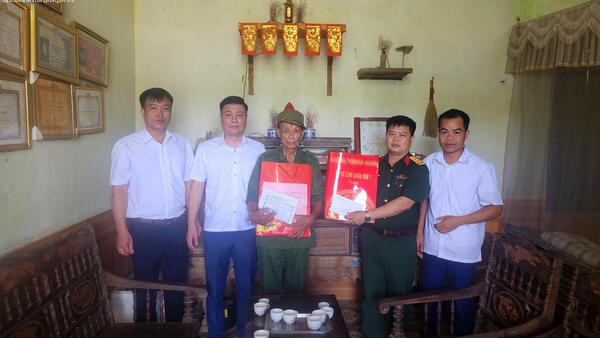 Lãnh đạo xã Tân Thành thăm, tặng quà các gia đình Chính sách, Người có công nhân dịp kỷ niệm 79 năm Ngày Thương binh - Liệt sĩ (27/7/1947 - 27/7/2026)