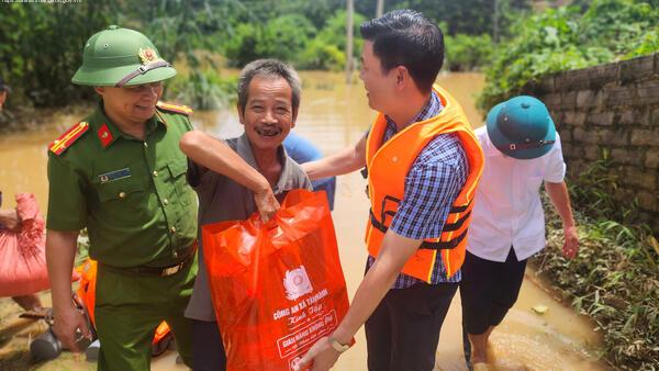 Đồng chí Bí thư Đảng ủy xã kiểm tra, thăm hỏi các hộ dân bị ảnh hưởng do mưa lũ
