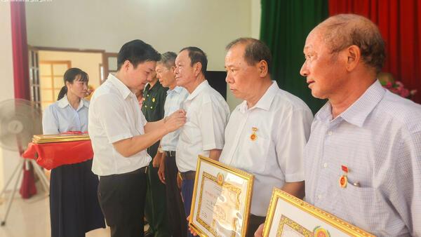 Đảng ủy xã Tân Thành trao tặng Huy hiệu Đảng đợt 19/5 và 2/9