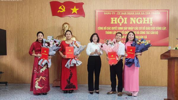 Công bố các quyết định về sắp xếp cơ sở giáo dục, công tác cán bộ và tổ chức đảng