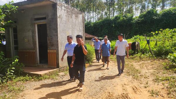Tuyên truyền, vận động người dân bàn giao mặt bằng thực hiện Dự án Xây dựng tuyến đường giao thông kết nối Khu Công nghiệp Hữu Lũng